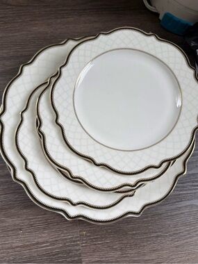 7 plates like new 2 different plates